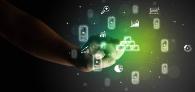 İş adamı parmağı ekranda elle çizilmiş para birimi simgeleriyle çokluortam arayüzüne dokunuyor