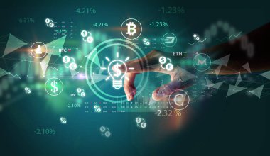 İş adamı multimedya dokunmatik ekranında para birimi simgesini elle itiyor