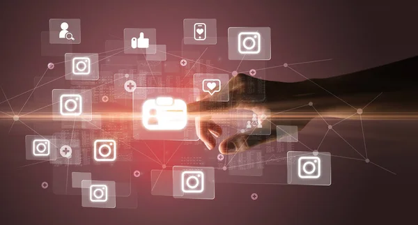 Hand drücken Social-Media-Multimedia-Anwendungsbildschirm mit Mediensymbolen auf futuristischem Konzept — Stockfoto