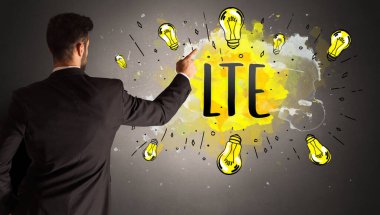 Adam renkli ampul çiziyor.