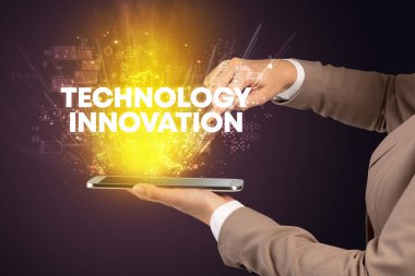 Yazılı dokunmatik ekranın yakın plan görüntüsü