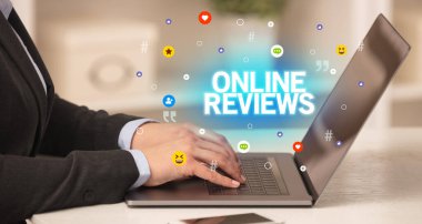 Dizüstü bilgisayar kullanan serbest çalışan bir kadın.