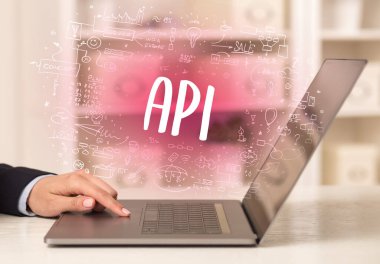 Eller yeni modern bilgisayarda çalışıyor.