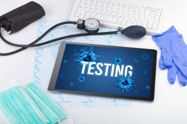 Beyaz yüzeyde tablet pc ve doktor araçları
