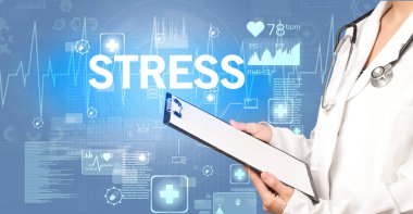 Genç doktor notlar yazıyor.