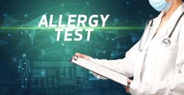 Doktor panoya notlar yazıyor, tıbbi teşhis konsepti.