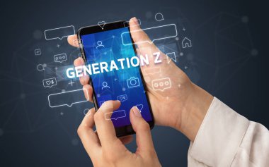 Sosyal medya kavramına sahip akıllı telefon kullanımı