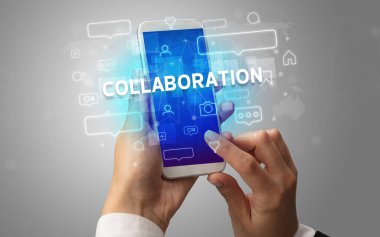 Sosyal medya kavramına sahip akıllı telefon kullanımı