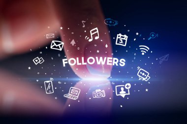 Sosyal medya simgeleri kavramlı parmak dokunuşu tableti