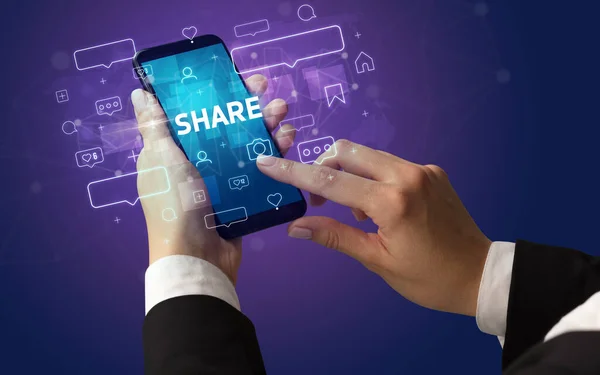 Mano usando smartphone con concepto de redes sociales — Foto de Stock