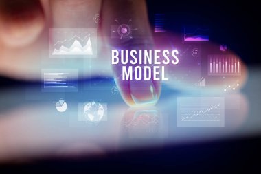 İş grafikleri ve simgeler konseptiyle tablete dokunmak