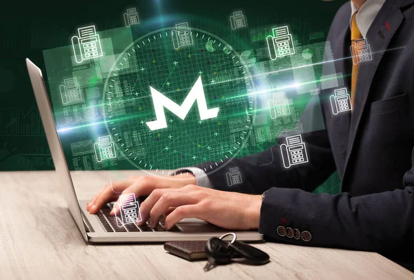 Borsada çalışan iş adamı.