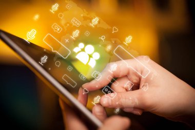 Tablet, sosyal medya kavramı kullanan bir elin yakın plan çekimi