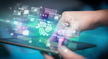 Tablet, para birimi kavramı kullanan bir elin yakın plan görüntüsü