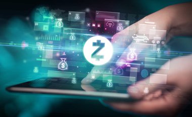 Tablet, para birimi kavramı kullanan bir elin yakın plan görüntüsü