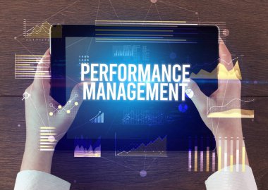 İşletme yazıtlı tableti tutan ellerin yakın çekimi