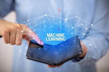 Katlanabilir akıllı telefonu olan bir iş adamı, yeni teknoloji konsepti