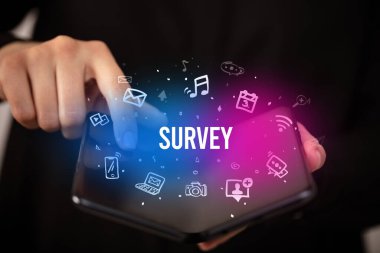 Katlanabilir akıllı telefonu olan bir iş adamı, sosyal medya kavramı