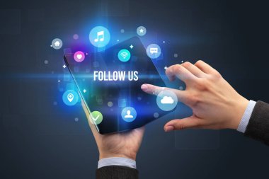 Katlanabilir akıllı telefonu olan bir iş adamı