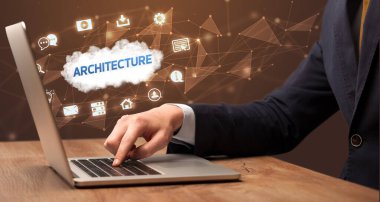 İşadamı laptop kavramı ile çalışma