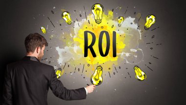 Adam renkli ampul çiziyor.