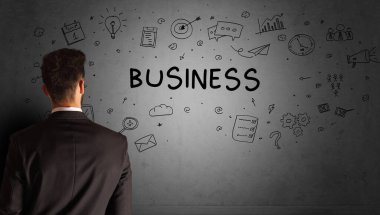 İş adamı yaratıcı bir fikir çiziyor.