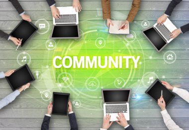 Bir grup insan toplantı yapıyor.