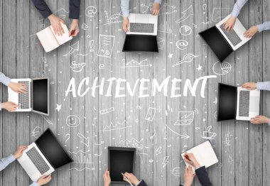 Ofiste çalışan bir grup iş adamı