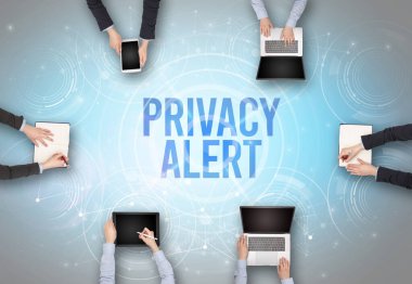 Bir dizüstü bilgisayarın önünde bir grup insan, güvenlik kavramı