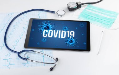 Beyaz yüzeyde tablet pc ve doktor araçları