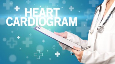 Doktor panoya notlar yazar.