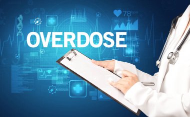 Genç doktor notlar yazıyor.