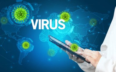 Doktor tıbbi kayıtları dolduruyor.