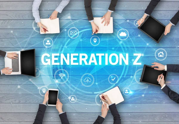 Bir grup insan toplantı yapıyor.