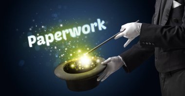 İllüzyonist sihir numarası yapıyor.