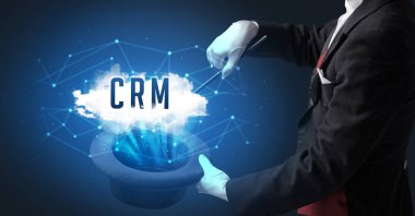 Sihirbaz ya da illüzyonist sihir numarası yapıyor.