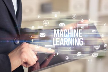 Modern teknoloji konseptini arayan bir tabletin yakın çekimi