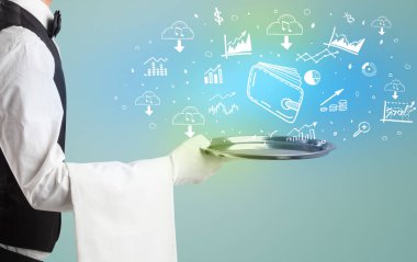 Smokinli yakışıklı garson para ikonlarını tepside tutuyor.