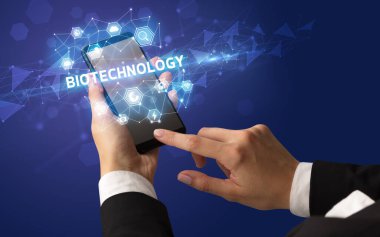 Teknoloji kavramına sahip akıllı telefon kullanımı