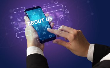 Sosyal medya kavramına sahip akıllı telefon kullanımı