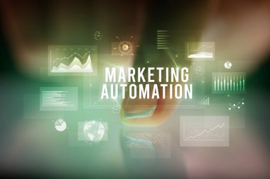 İş grafikleri ve simgeler konseptiyle tablete dokunmak