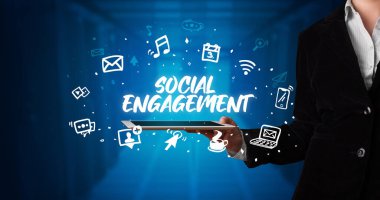 Tablet tutan kişi, sosyal ağ kavramı