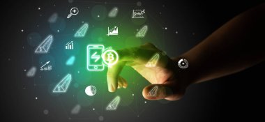 İş adamı parmağı ekranda elle çizilmiş para birimi simgeleriyle çokluortam arayüzüne dokunuyor