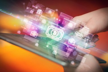 Tablet, para birimi kavramı kullanan bir elin yakın plan görüntüsü