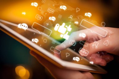 Tablet, sosyal medya kavramı kullanan bir elin yakın plan çekimi