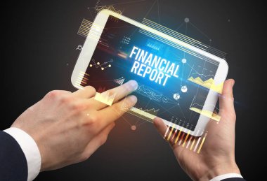 İşletme yazıtlı tableti tutan ellerin yakın çekimi