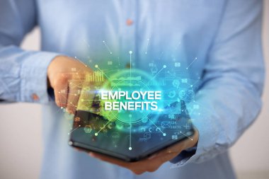 İş adamı katlanabilir bir akıllı telefon tutuyor, yeni iş konsepti