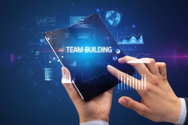 İş adamı katlanabilir bir akıllı telefon tutuyor, iş konsepti