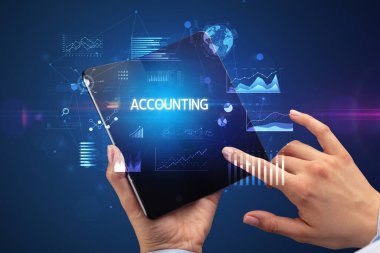 İş adamı katlanabilir bir akıllı telefon tutuyor, iş konsepti