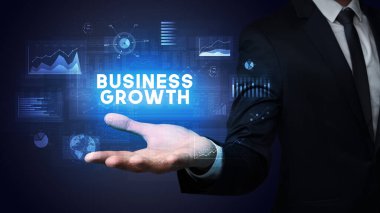 Motivasyon mesajı taşıyan iş adamının eli